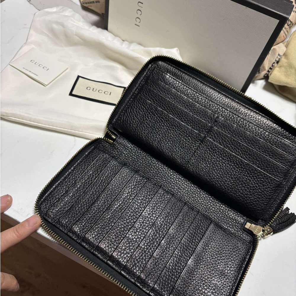 Gucci Black Textured Leather Zip Wallet